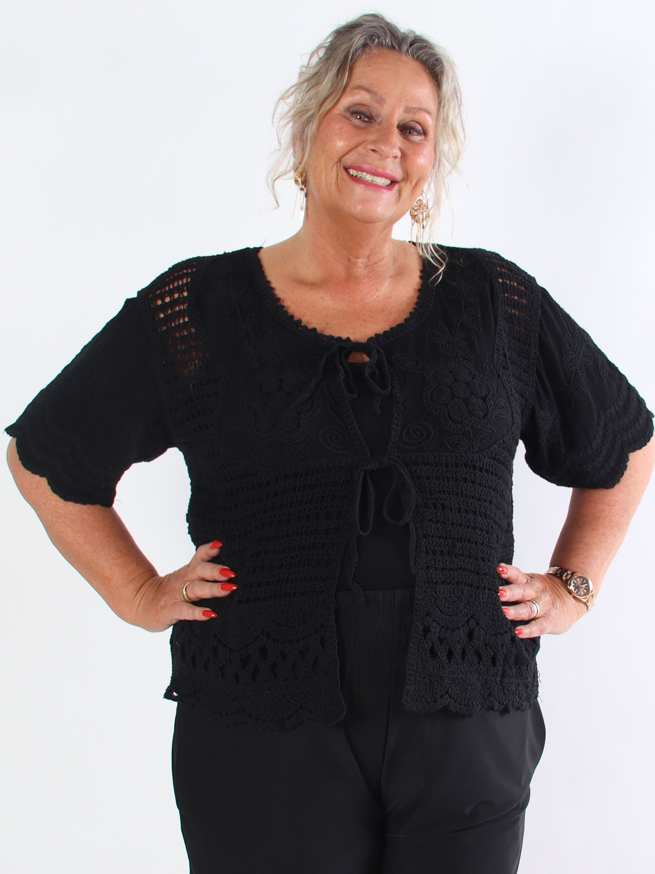 Agnes - Kort virkad plus size-kofta i bomull